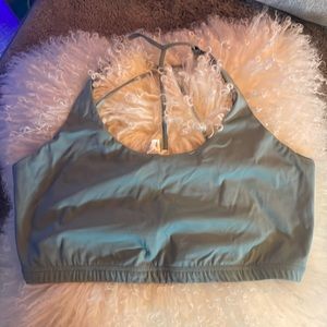 Vuori yoga sports bra